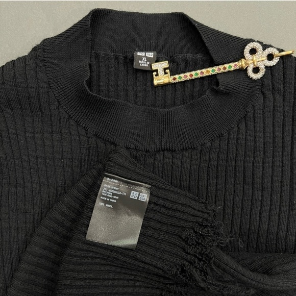 UNIQLO Wool Black Vertical Striped Knit
Stretchy Women’s Sweater Top - Picture 4 of 6